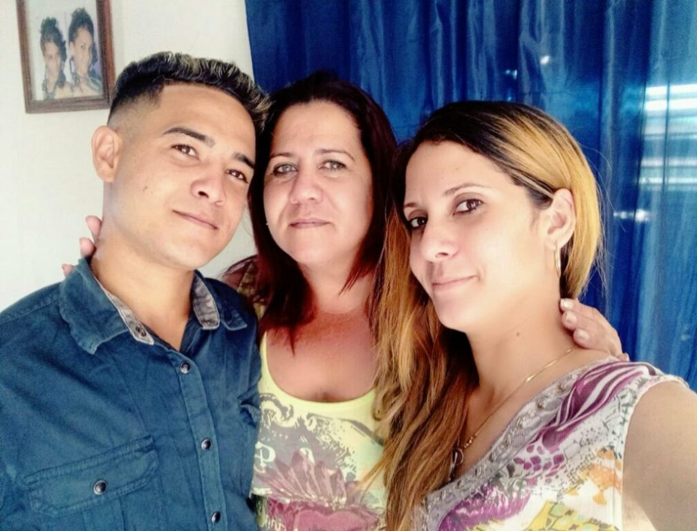 Pedro y Carmendelia junto a su madre Zusell en su hogar momentos antes de partir a la zona roja //Foto cortesía de los entrevistados