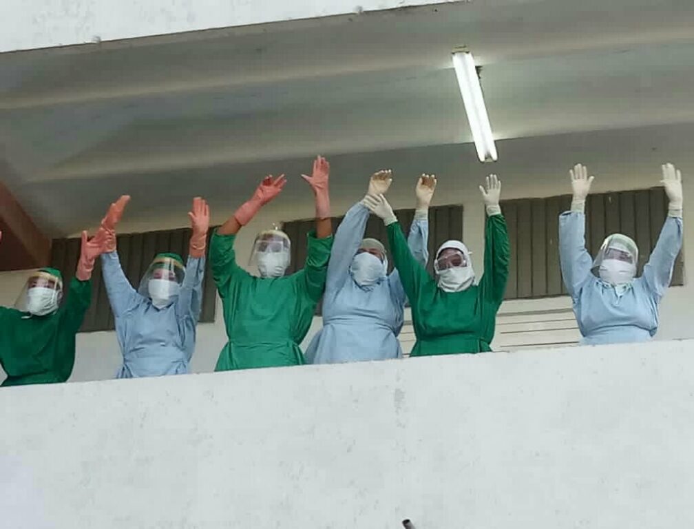 El grupo de jóvenes voluntarios en la zona roja //Foto cortesía de los entrevistados