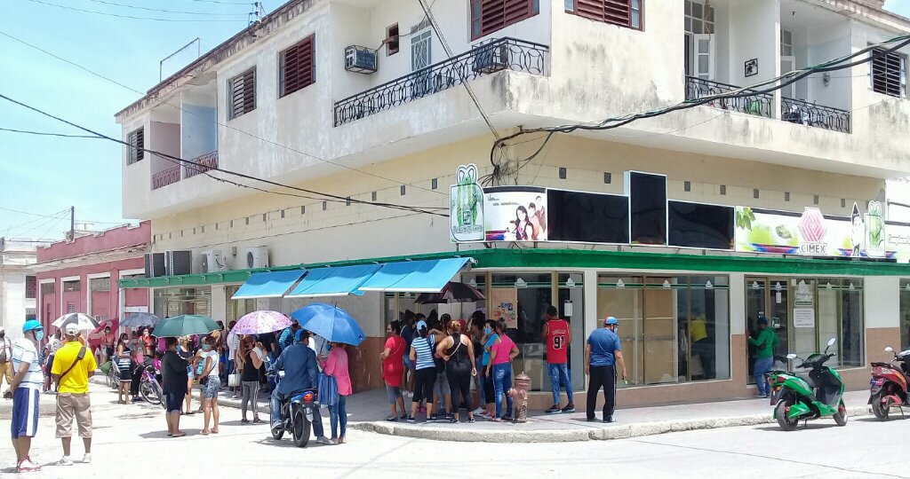 En Manzanillo se toman medidas para evitar las grandes aglomeraciones en las tiendas en MLC //Foto Eliexer Pelaez Pacheco