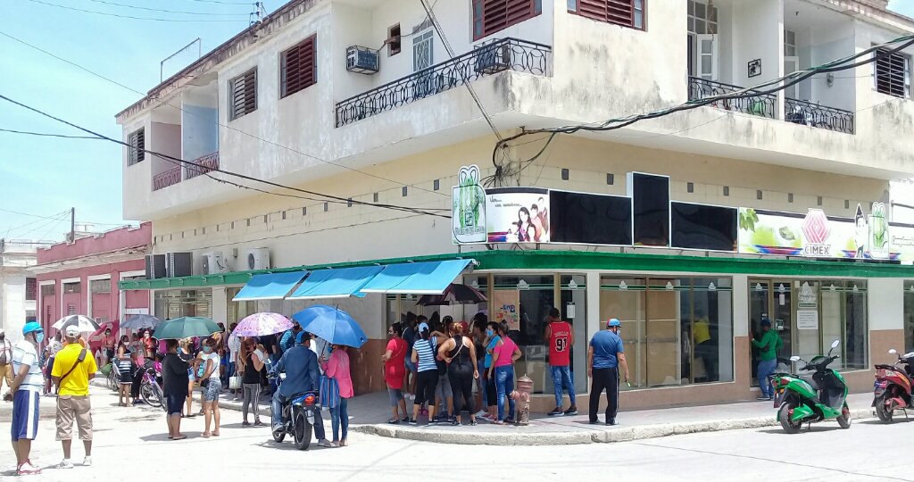 En Manzanillo se toman medidas para evitar las grandes aglomeraciones en las tiendas en MLC //Foto Eliexer Pelaez Pacheco 