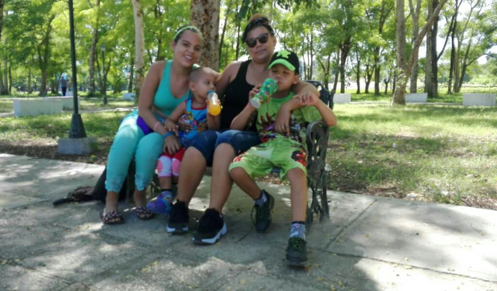 Yunieska junto a sus tres hijos //Foto cortesía de la entrevistada