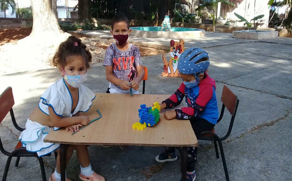 Christian (el primero de derecha a izquierda) asiste a su círculo infantil donde también recibe amor //Foto Eliexer Pelaez Pacheco