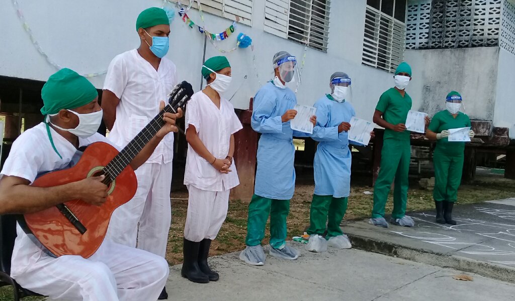 Leonel junto a su guitarra durante la celebración por el 4 de abril en la zona roja //Foto Eliexer Pelaez Pacheco