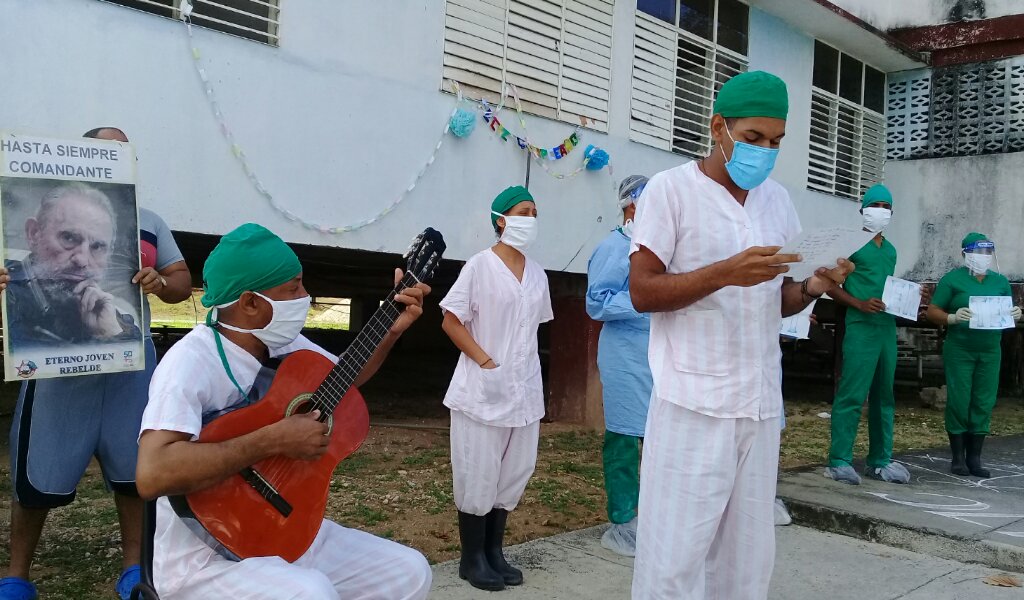 Leonel junto a su guitarra durante la celebración por el 4 de abril en la zona roja //Foto Eliexer Pelaez Pacheco