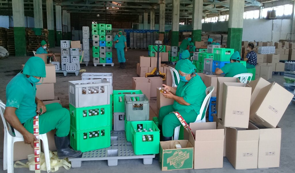 Colectivo de la fábrica de refrescos de Manzanillo en plena faena productiva //Foto Eliexer Pelaez Pacheco