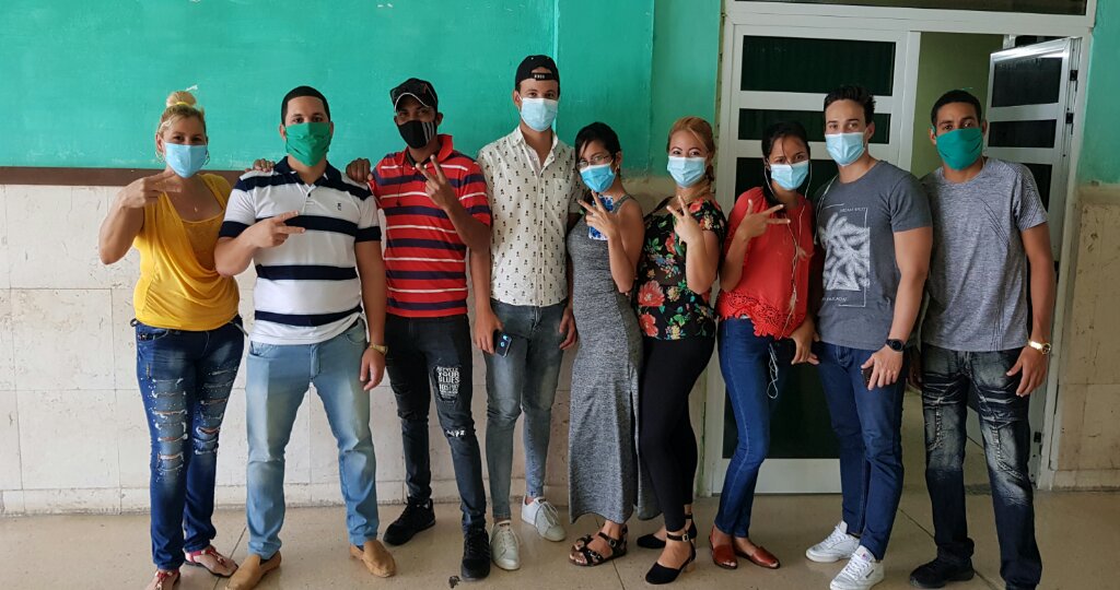 Parte del equipo de residentes que laboraron en la sala de terapia de la zona roja del hospital Celia Sánchez Manduley //Foto cortesía de la entrevistada