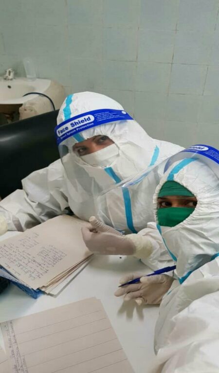 Elisabeth (a la izquierda) en su trabajo dentro de la sala de terapia de la zona roja del hospital Celia Sánchez Manduley //Foto cortesía de la entrevistada