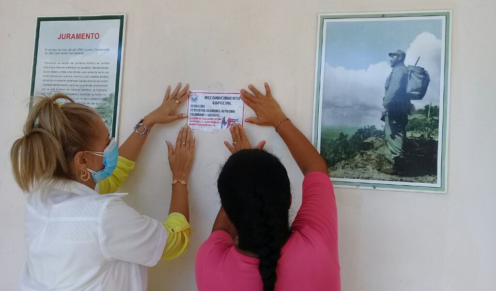 Las representaciones de la CTC del municipio y del pediátrico manzanillero impusieron la pegatina en la institución médica //Foto Eliexer Pelaez Pacheco