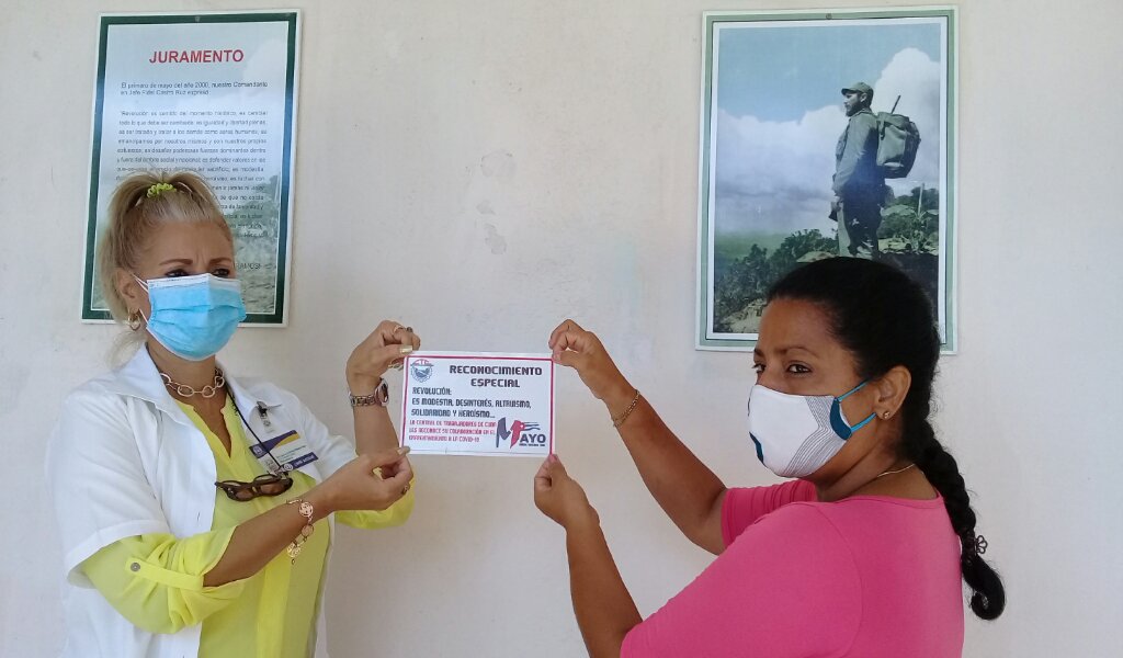 La CTC en Manzanillo reconoció al colectivo del hospital pediátrico provincial Hermanos Cordové por su labor frente a la COVID-19 //Foto Eliexer Pelaez Pacheco 