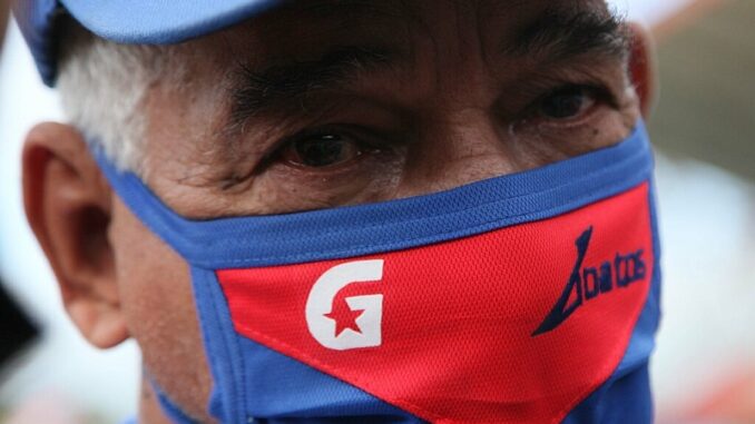 Los ojos de Carlos Martí delatan la emoción del manager del equipo de Granma, tras obtener el título de campeón de la pelota cubana al derrotar en el sexto juego de la final a Matanzas, en serie desarrollada en el estadio José Antonio Huelga, en Sancti Spíritus, Cuba, el 4 de abril de 2021. ACN FOTO/Oscar ALFONSO SOSA /dirr