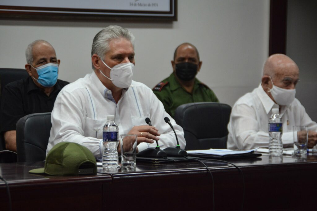 El Primer Secretario del Comité Central del Partido insistió en la responsabilidad que tenemos de superar la pandemia provocada por la COVID-19, que continúa marcando un escenario difícil en la capital // Foto Estudios Revolución