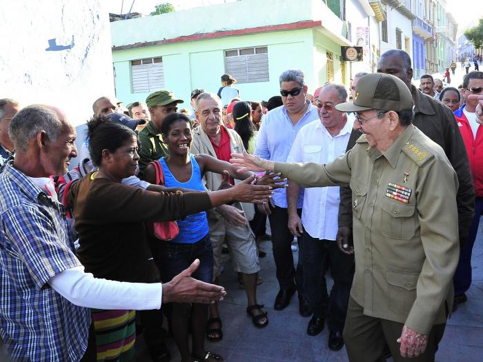 Raúl ha expresado honda satisfacción, junto al pueblo heroico de Cuba, por la obra consolidada de la Revolución, la obra más hermosa que hemos hecho // Foto Estudios Revolución