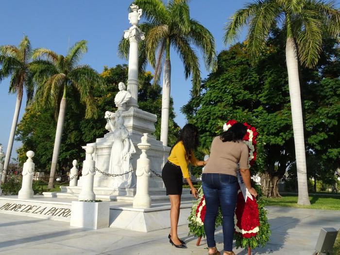 La dirección del Partido en el Distrito José Martí, depositó la ofrenda floral en nombre del pueblo de Cuba // Foto Eduardo Palomares