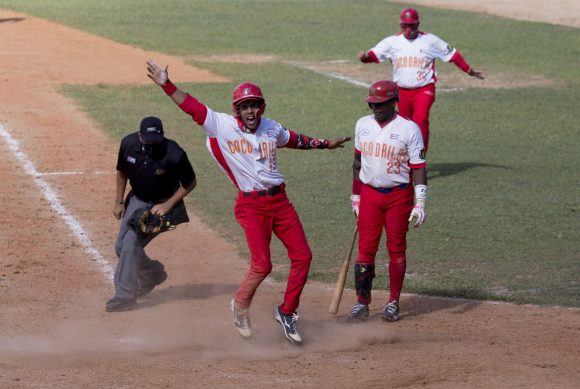 Yoisnel Camejo anota por wild pich de Paradelo y Matanzas derrota a Granma en el noveno capitulo 4 x3// Foto Ismael Francisco/ Cubadebate