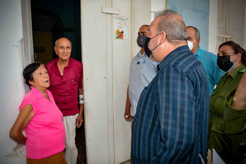Manuel Marrero Cruz (D), Primer Ministro de la República de Cuba, conversa con pobladores de la ciudad costera de Gibara luego de un intercambio con el Consejo de la Administración Municipal, como parte de una visita de trabajo a la provincia de Holguín, el 21 de mayo de 2021. ACN FOTO/Juan Pablo CARRERAS/ogm