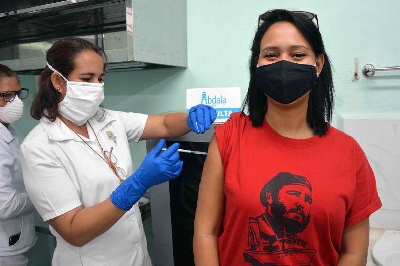 Comienza Fase III de ensayo clínico del CIGB-66 ( Abdala), uno de los cinco candidatos vacunales anti SarsCov-2 desarrollados por la industria biofarmacéutica nacional, en Santiago de Cuba, el 22 de marzo de 2021. ACN  FOTO/ Miguel RUBIERA JÚSTIZ/ rrcc