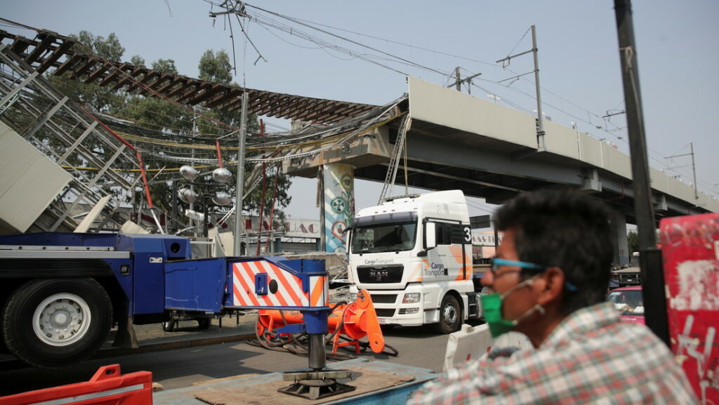 Un hombre mira el lugar del accidente del metro en la Ciudad de México, México, 5 de mayo de 2021Henry Romero / Reuters
