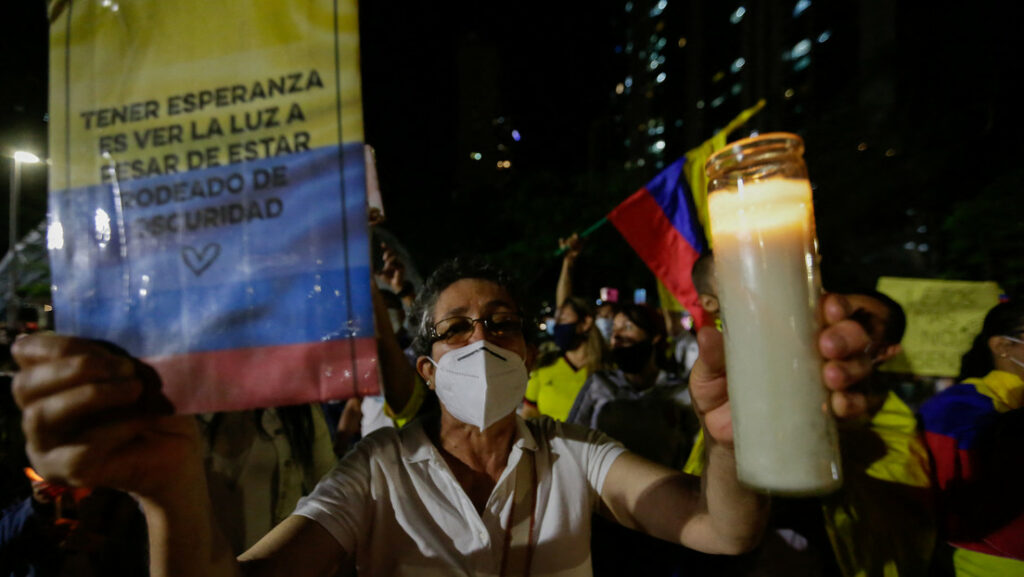 Un colombiano residente en Panamá en el Parque Urraca en la ciudad de Panamá, el 5 de mayo de 2021AFP