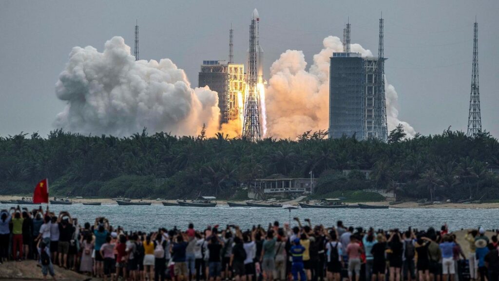 Decenas de personas observan desde una playa cómo el cohete Long March-5B Y2 despega del centro de lanzamiento espacial de Wenchang, en Hainan, China. 29 de abril de 2021.Long March-5B Y2 / AFP