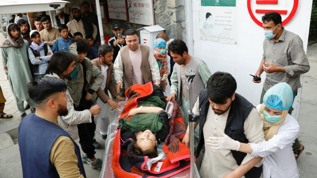 Una mujer herida en el ataque, Kabul, Afganistán, el 8 de mayo de 2021.Mohammad Ismail / Reuters