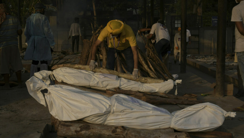 La ceremonia de cremación de personas que murieron de covid-19 en el crematorio Seemapuri en Nueva Delhi, India, el 10 de mayo de 2021.Ishant Chauhan / Reuters