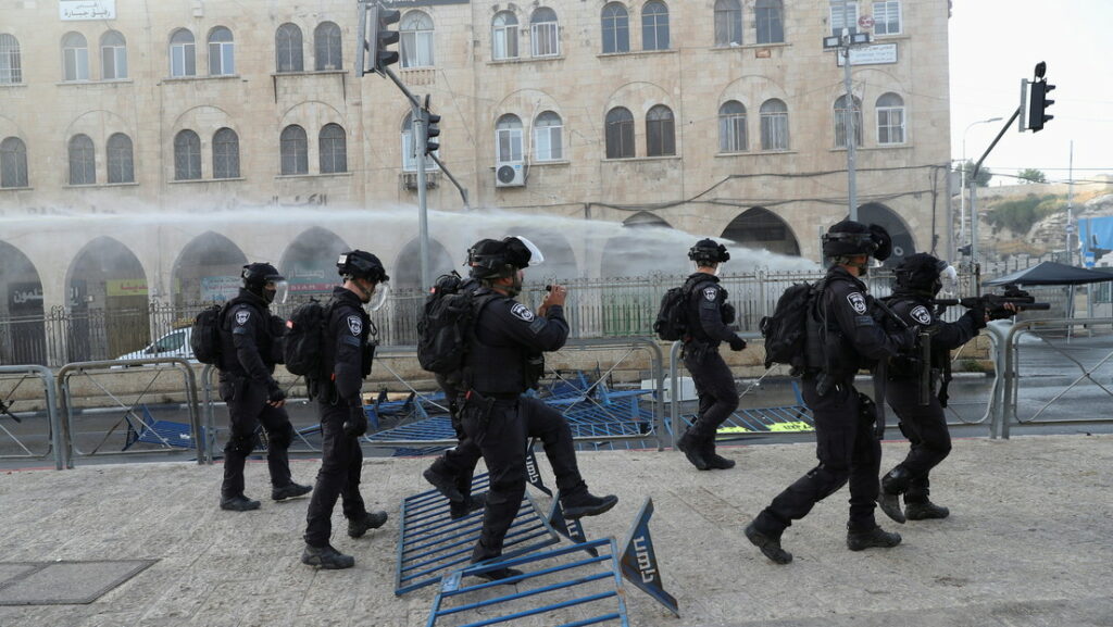 Fuerzas de seguridad israelíes patrullan durante enfrentamientos con palestinos en Jerusalén. 10 de mayo de 2021.Ronen Zvulun / Reuters