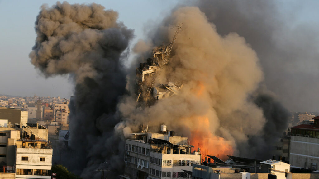 Un edificio destruido por los ataques aéreos de Israel en la ciudad de Gaza, 12 de mayo de 2021.Ibraheem Abu Mustafa / Reuters