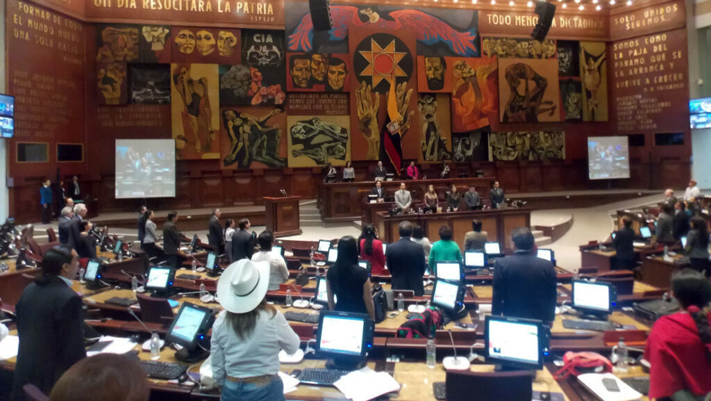 Interior del Salón del Pleno, en el Palacio Legislativo de Quitowikipedia.org / H3kt0r / CC BY-SA 4.0