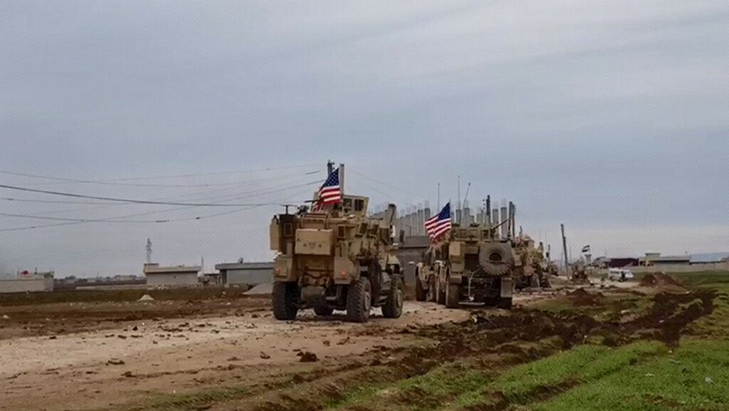 Un convoy de vehículos militares estadounidenses se desplaza en el pueblo de Khirbet Amo, cerca de la ciudad de Qamishli, en Siria, el 12 de febrero de 2020.SANA / Reuters