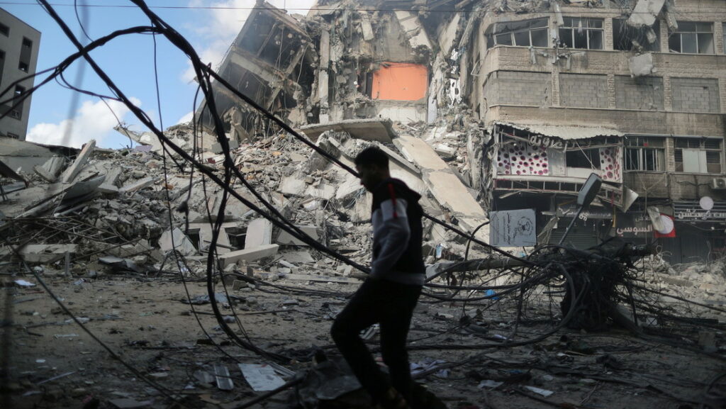 Un palestino pasa junto a los restos de una torre destruida por ataques aéreos israelíes en la ciudad de Gaza, el 13 de mayo de 2021.Suhaib Salem / Reuters