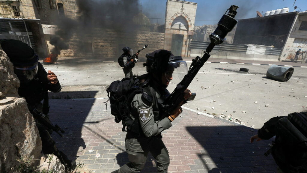 Policías israelíes duarnte una protesta palestina por la escalada entre Israel y Gaza, en Hebrón, Cisjordania, el 14 de mayo de 2021.Mussa Qawasma / Reuters