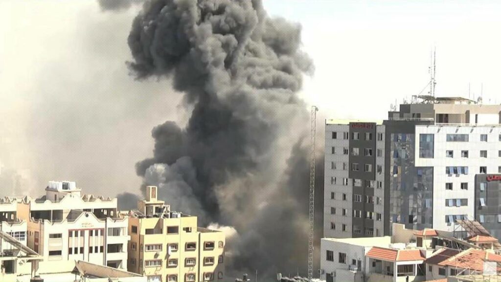 Un edificio en Gaza se derrumba tras el ataque aéreo israelí, 15 de mayo de 2021. / Captura de pantallaFoto: Ruptly