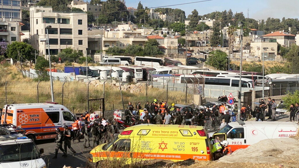 Fuerzas de seguridad israelíes y médicos en la entrada del barrio de Sheij Jarrah, en Jerusalén Este, 16 de mayo de 2021.Stephen Farrell / Reuters