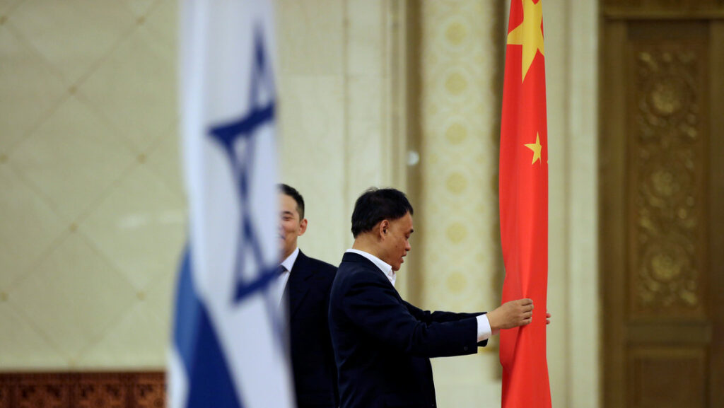 Preparación de las banderas nacionales de Israel y China para una ceremonia de bienvenida al primer ministro israelí Benjamín Netanyahu en China, el 20 de marzo de 2017.Jason Lee / Reuters