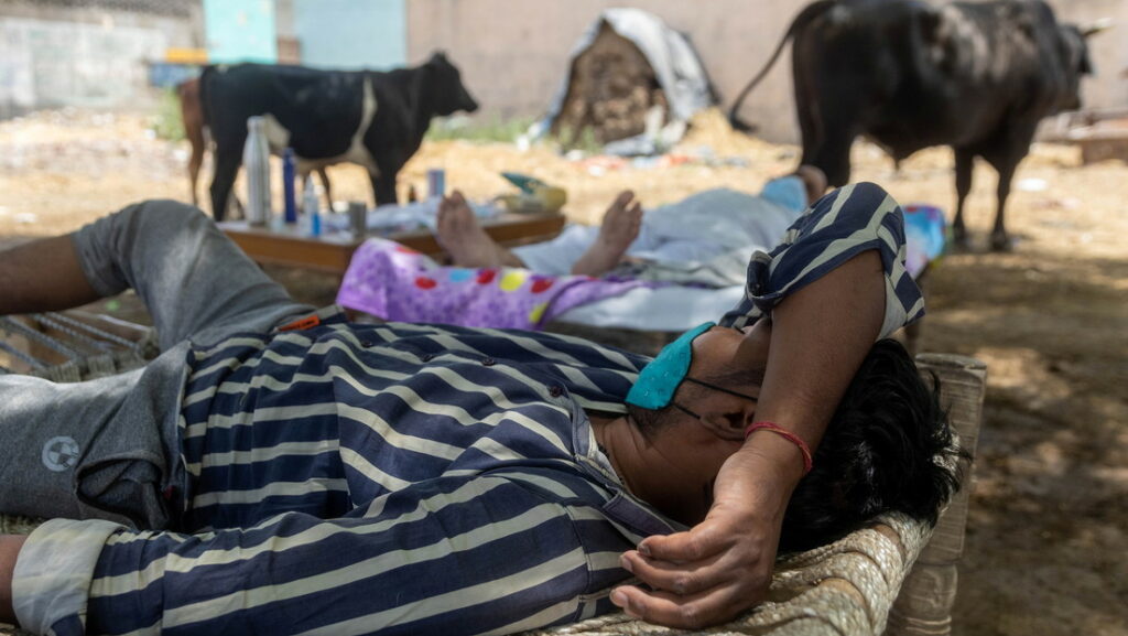 Indios con dificultades respiratorias yacen en catres de una clínica al aire libre en la aldea de Mewla Gopalgarh, estado de Uttar Pradesh, 16 de mayo de 2021.Danish Siddiqui / Reuters
