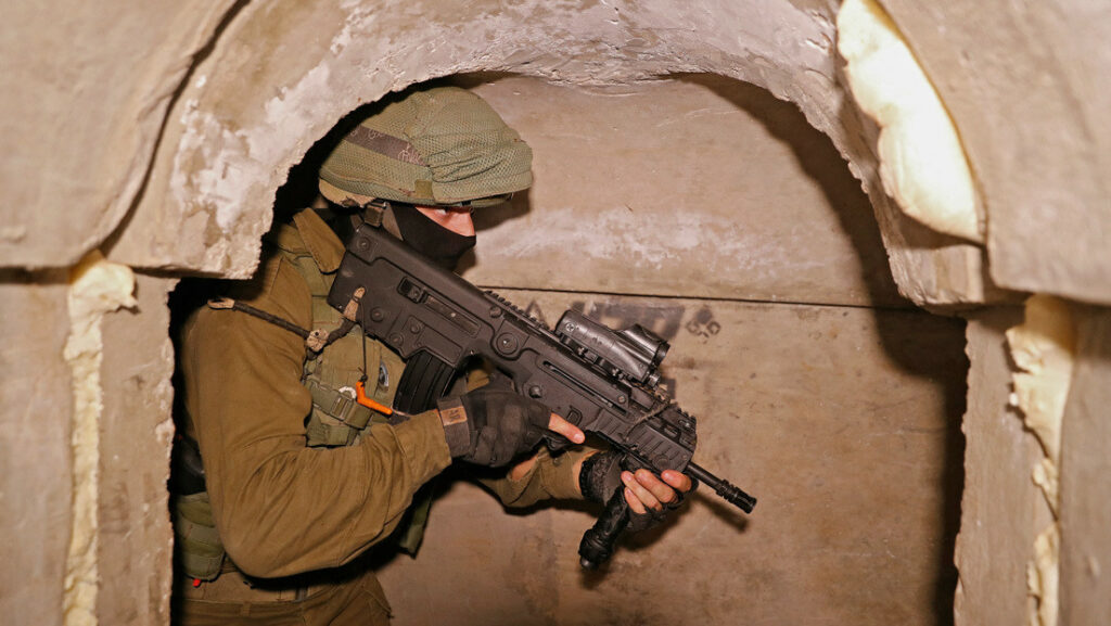 Soldado israelí dentro de un túnel enemigo al noreste de Tel Aviv, en una imagen de archivoJack Guez / AFP