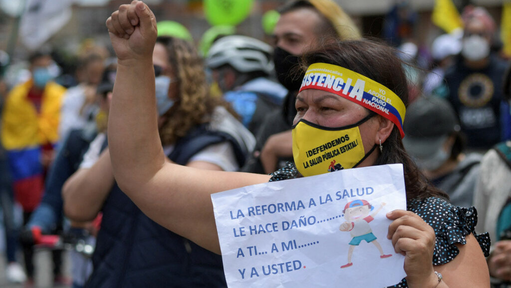 Una manifestante sostiene un cartel durante una protesta en Bogotá, 12 de mayo de 2021Raul Arboleda / AFP