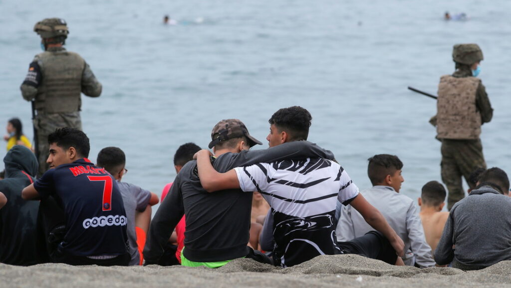 Menores en la playa tras su llegada a Ceuta, 18 de mayo de 2021Jon Nazca / Reuters