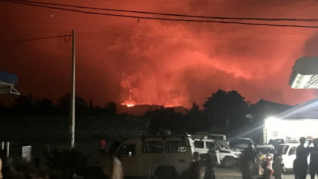 El volcano Nyiragongo entra en erupción. 22 de mayo de 2021.Djaffar Al Katanty / Reuters