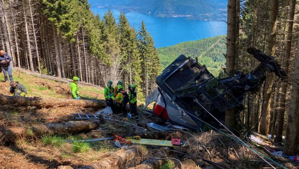 El teleférico caído, comuna de Stresa, provincia de Verbania-Cusio-Ossola, región de Piamonte, Italia, el 23 de mayo de 2021.Twitter @emergenzavvf