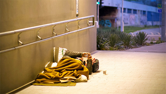 Un hombre sin hogar duerme en un túnel de Budapest, la capital de Hungría. Foto: ONU.