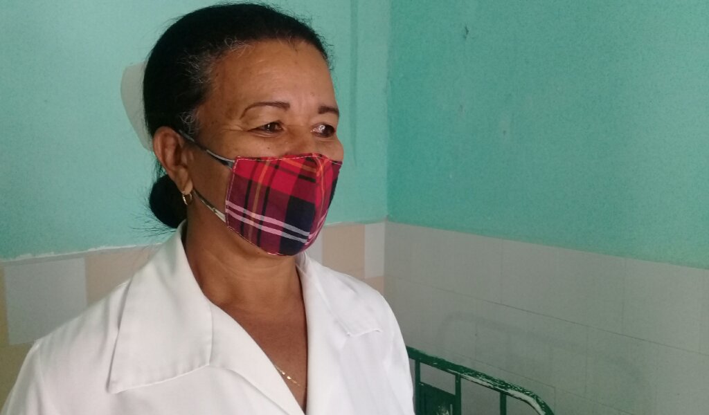 La licenciada en enfermería Aracelis Sosa Beritán lleva casi cuatro décadas brindando sus servicios en el pediátrico provincial Hermanos Cordové de Manzanillo //Foto Eliexer Pelaez Pacheco