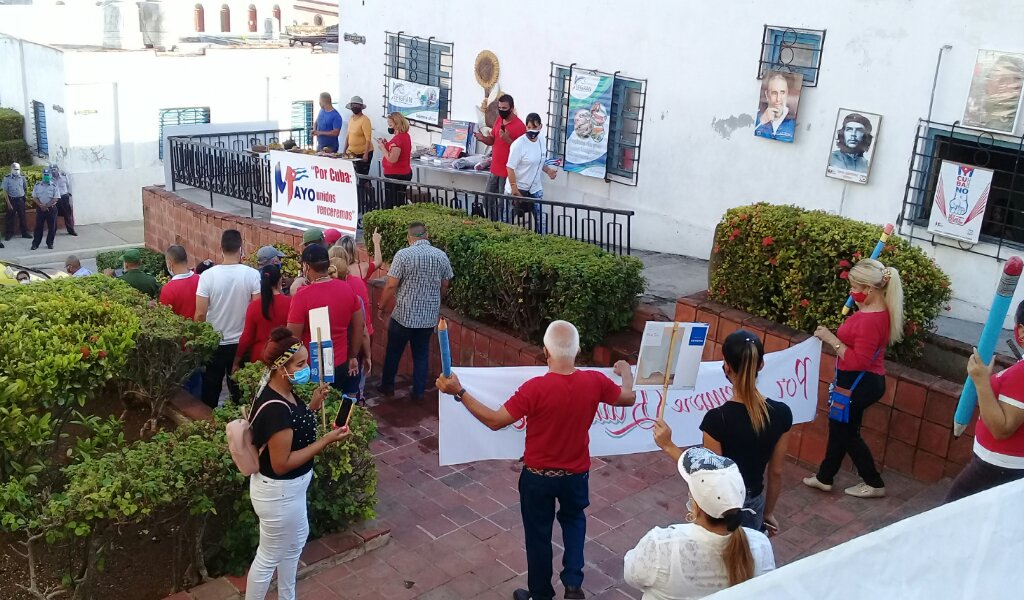 Un pequeño desfile cerró la actividad central de Manzanillo por el Primero de Mayo //Foto Eliexer Pelaez Pacheco