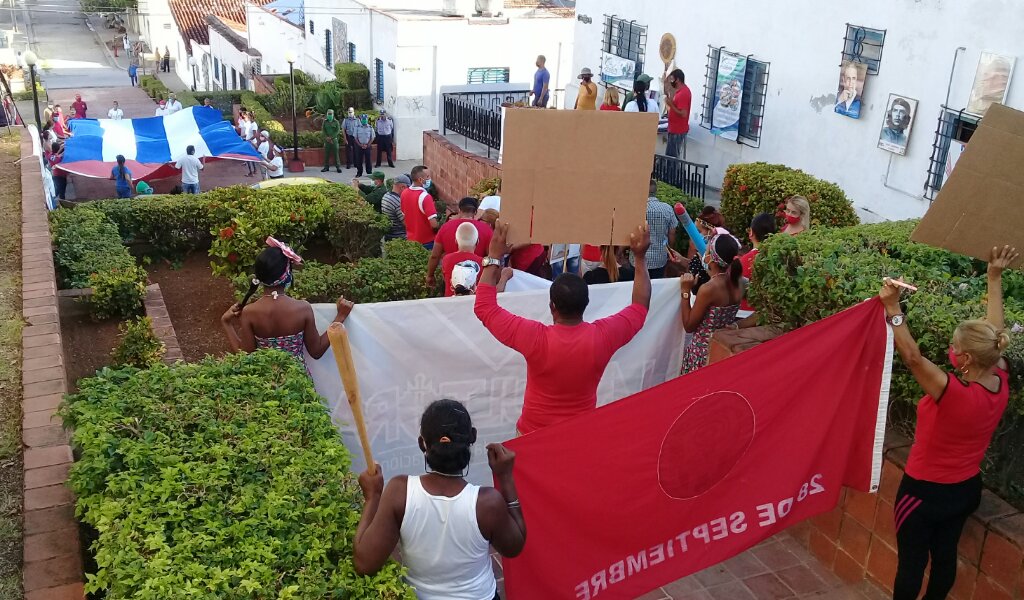 Un pequeño desfile cerró la actividad central de Manzanillo por el Primero de Mayo //Foto Eliexer Pelaez Pacheco