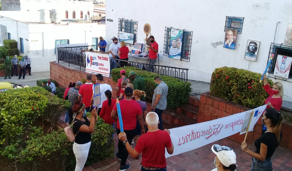 Un pequeño desfile cerró la actividad central de Manzanillo por el Primero de Mayo //Foto Eliexer Pelaez Pacheco