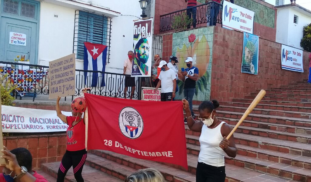 Un pequeño desfile cerró la actividad central de Manzanillo por el Primero de Mayo //Foto Eliexer Pelaez Pacheco