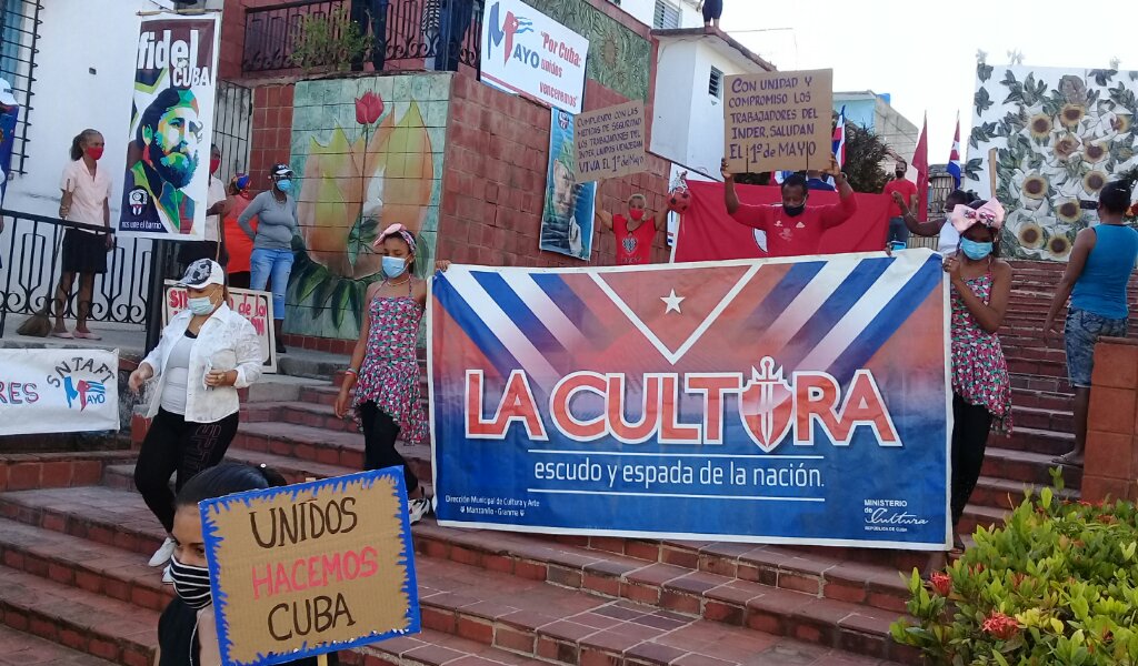 Un pequeño desfile cerró la actividad central de Manzanillo por el Primero de Mayo //Foto Eliexer Pelaez Pacheco