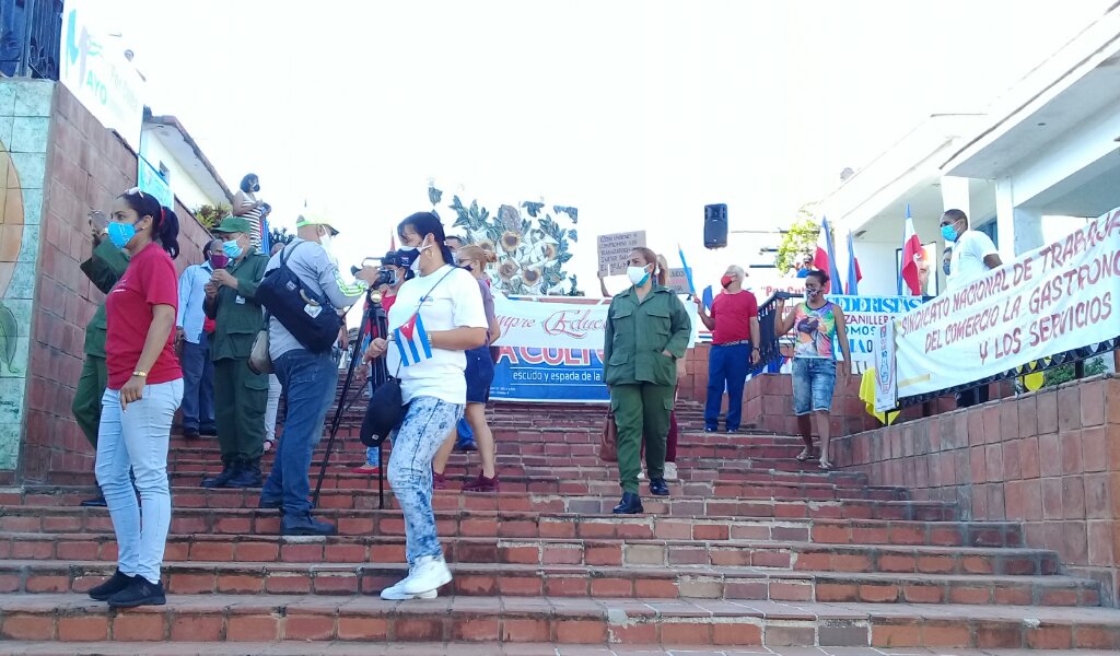 Un pequeño desfile cerró la actividad central de Manzanillo por el Primero de Mayo //Foto Eliexer Pelaez Pacheco