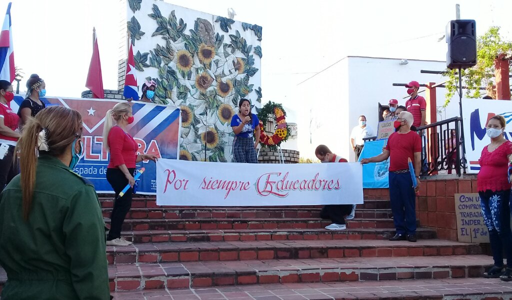 En el Complejo Escultórico Celia Sánchez Manduley se dieron cita las representaciones de los sindicatos de Manzanillo por el Día Internacional de los Trabajadores  //Foto Eliexer Pelaez Pacheco 