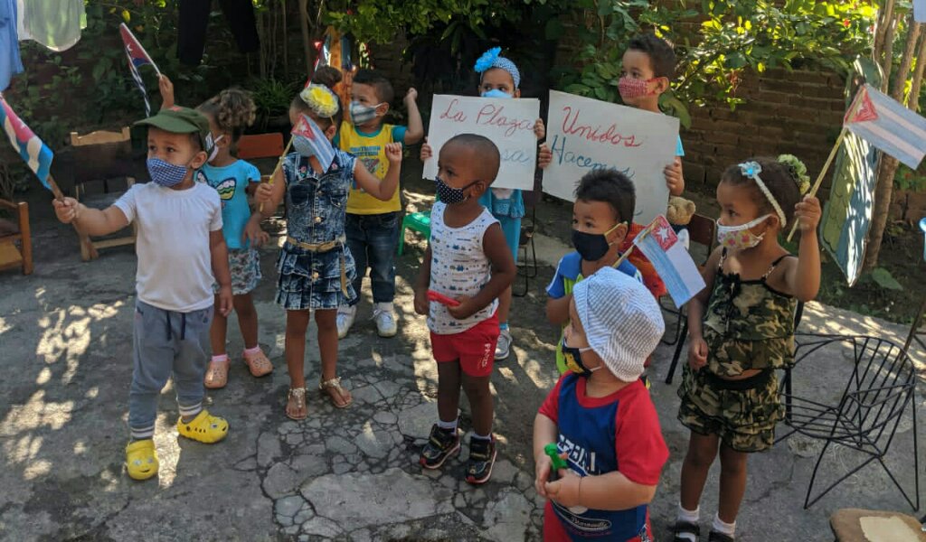 Un pequeño desfile de la Casita de juego Las Marinitas atendido por la cuentapropista Marina Grant //Foto cortesía de Zucel Grant